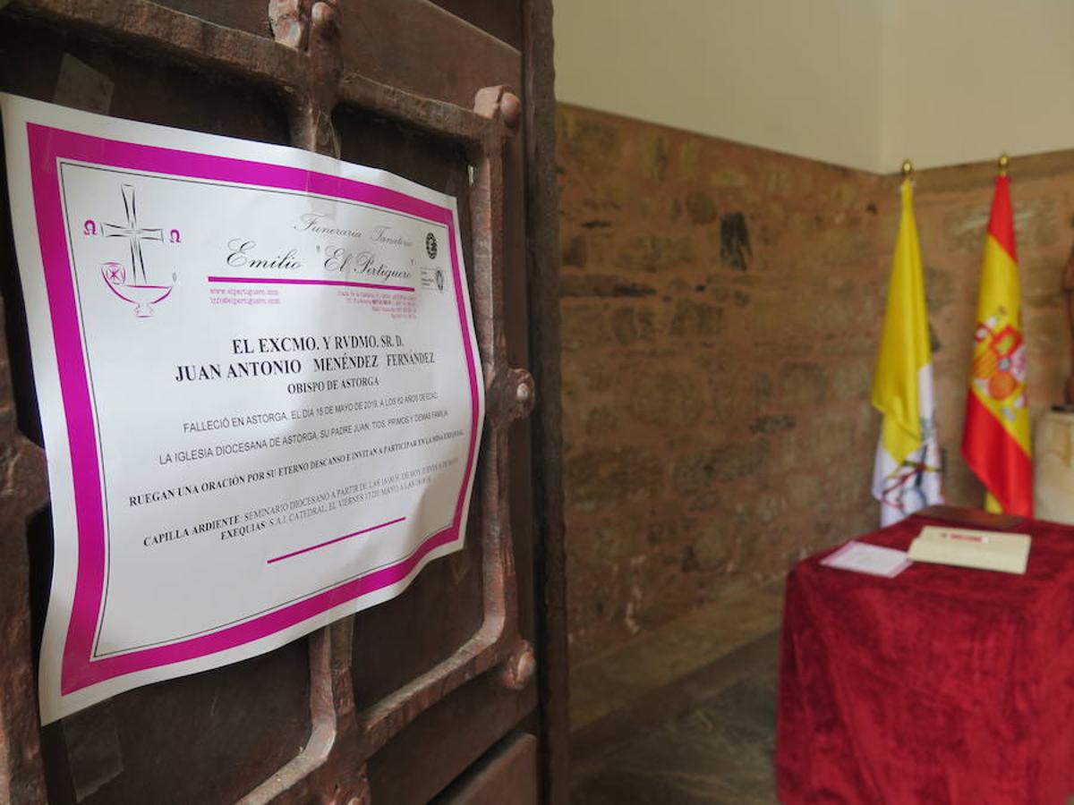 Fotos: Capilla ardiente del obispo de Astorga