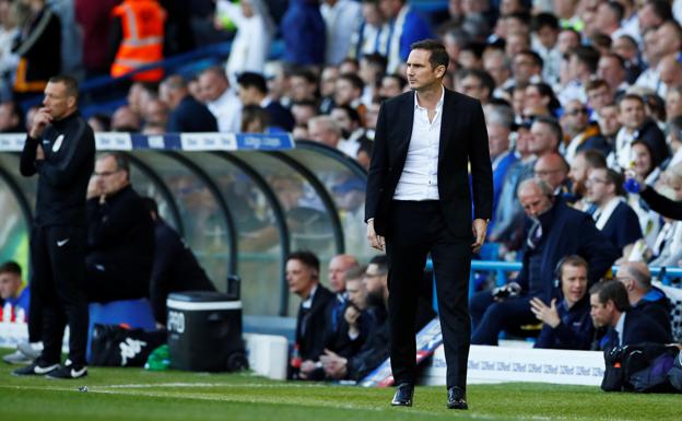 Lampard en primer plano con Bielsa, en la izquieda, al fondo, en Elland Road