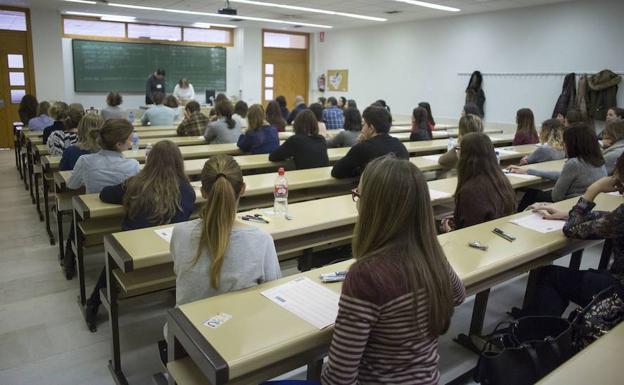 Examen de una oposición para cubrir plazas de enfermería en Salamanca. 