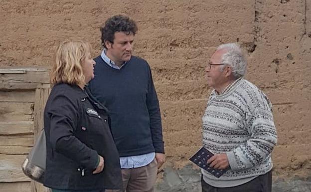 Manuel García, este viernes, durante su cita con los vecinos del municipio.