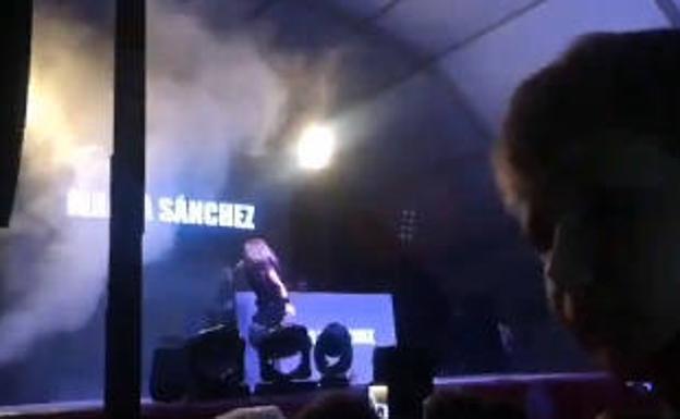 Lanzan huevos e insultan a Marta Sánchez en su concierto en Badalona