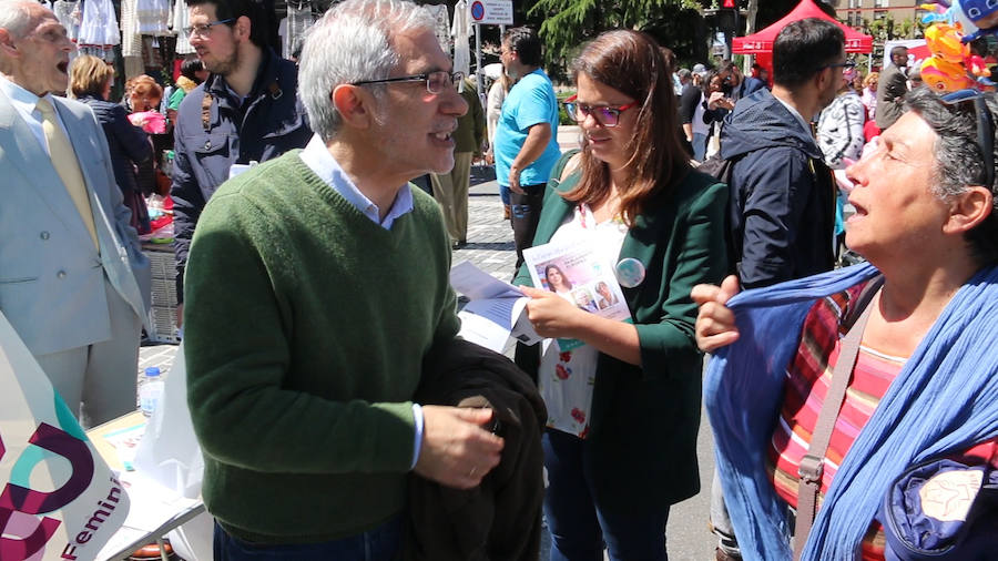 Fotos: Gaspar Llamazares, en el rastro de León