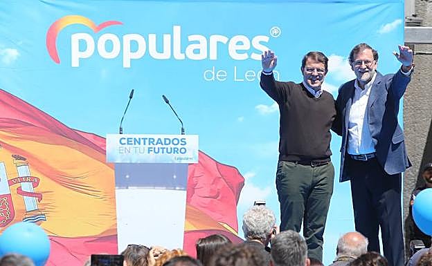 Alfonso Fernández Mañueco junto a Mariano Rajoy en el acto de campaña en León. 