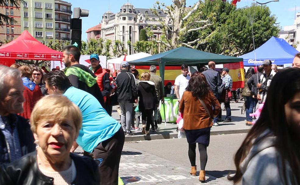 Diferentes puestos en el rastro de los partidos políticos.