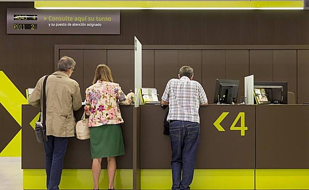 Interior de una sucursal de Bankia. 