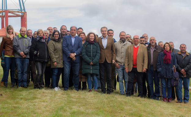 Rodríguez Zapatero con los candidatos y candidatas del PSOE en La Cepeda para las Elecciones 26M.