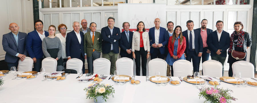 Fotos: La ministra de Industria se reúne con representantes de los empresarios y comerciantes leoneses