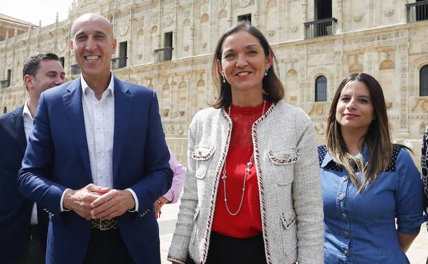 La ministra de Turismo, Reyes Maroto, este lunes ante el Parador de San Marcos.