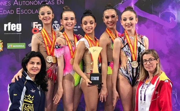 Las gimnastas del Ritmo posan con sus medallas.