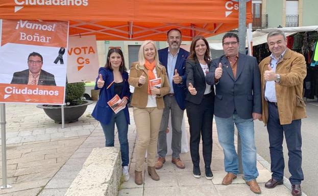 Representantes de Cs arropando al candidato local en Boñar.