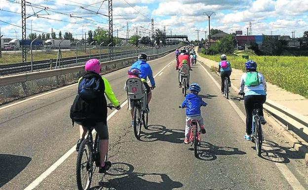 Parte de los ciclistas en la marcha de Santovenia. J. F.