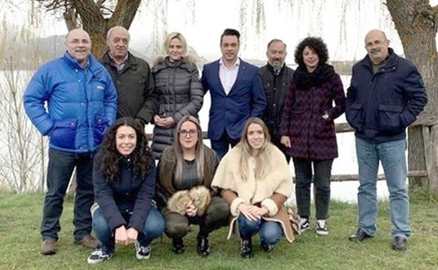 Foto de familia de la candidatura socialista en Riaño.