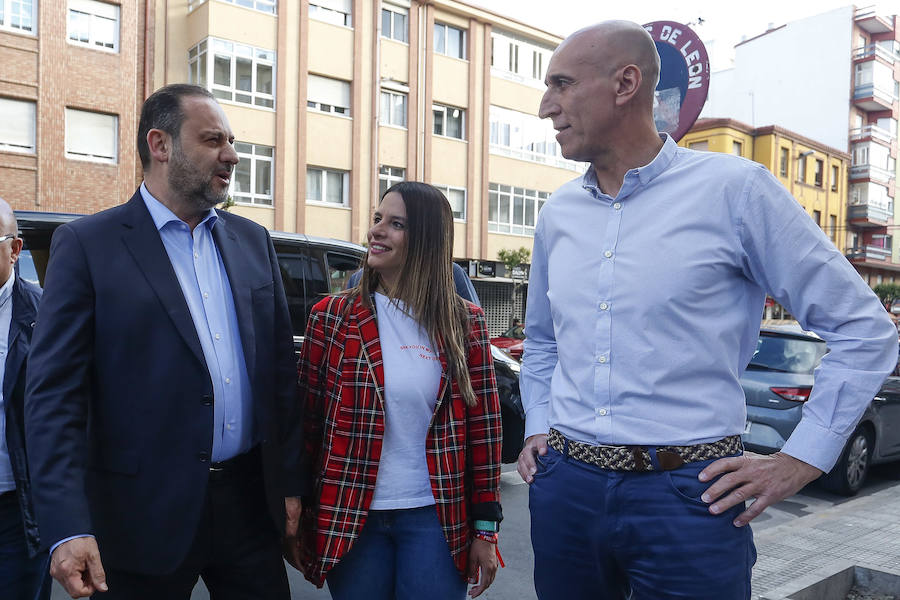 Fotos: El ministro de Fomento, José Luis Ábalos, en un acto público en León