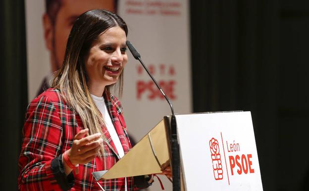 Galería. Nuria Rubio, cabeza de lista del PSOE a las Cortes, durante el mitin en el Centro Cívico del Crucero.