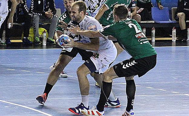 Pesic, en un partido con el Abanca Ademar.