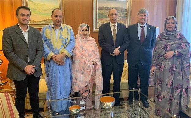 Una delegación de la República Saharaui visita al rector de la ULE