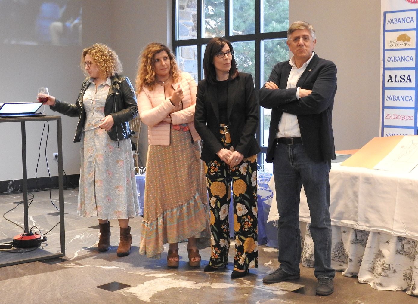 La directiva del Abanca Ademar presenta oficialmente el busto conmemorativo del 'alma mater' marista durante la tradicional celebración de final de temporada en la Finca Valdemora