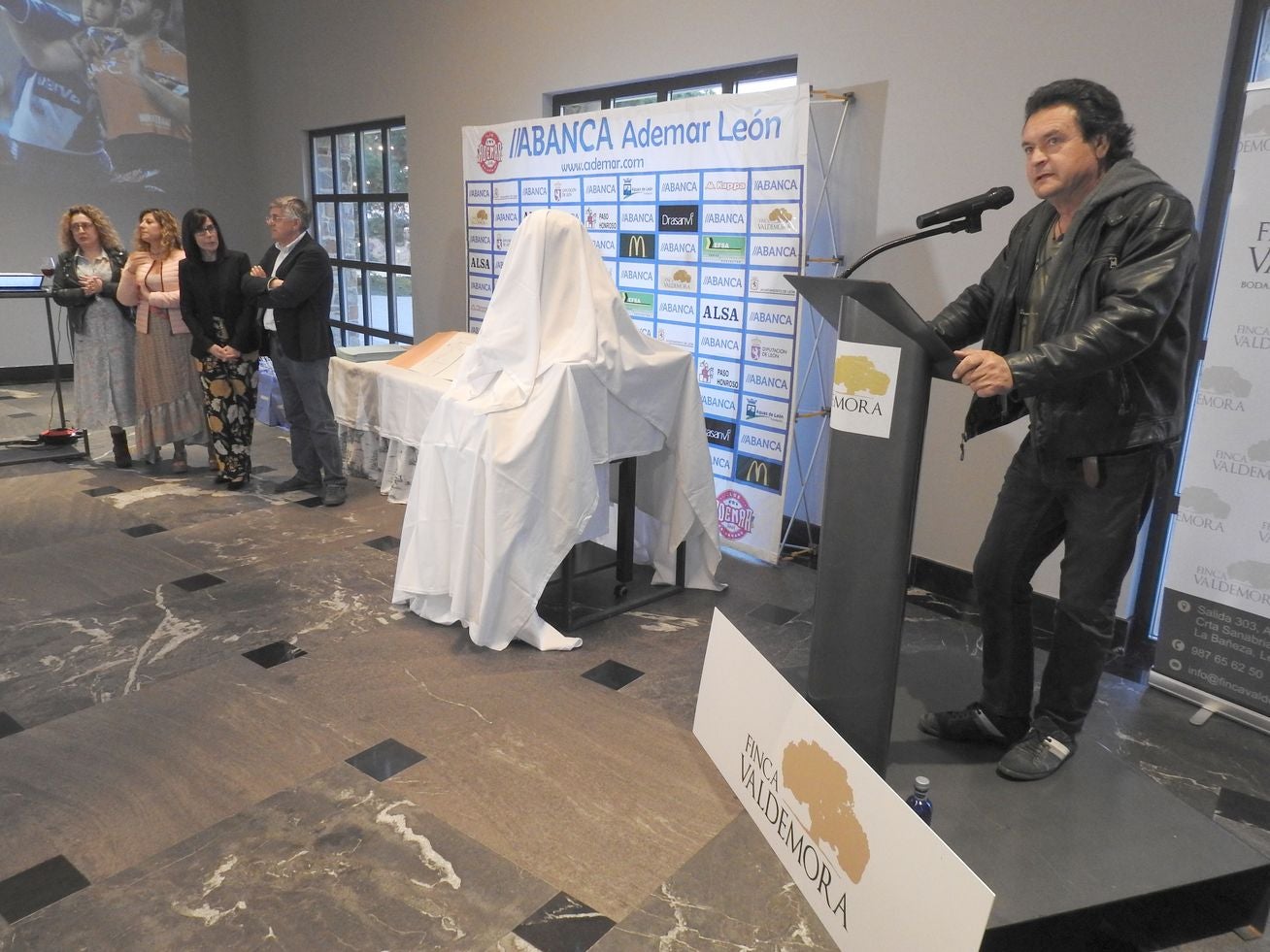 La directiva del Abanca Ademar presenta oficialmente el busto conmemorativo del 'alma mater' marista durante la tradicional celebración de final de temporada en la Finca Valdemora