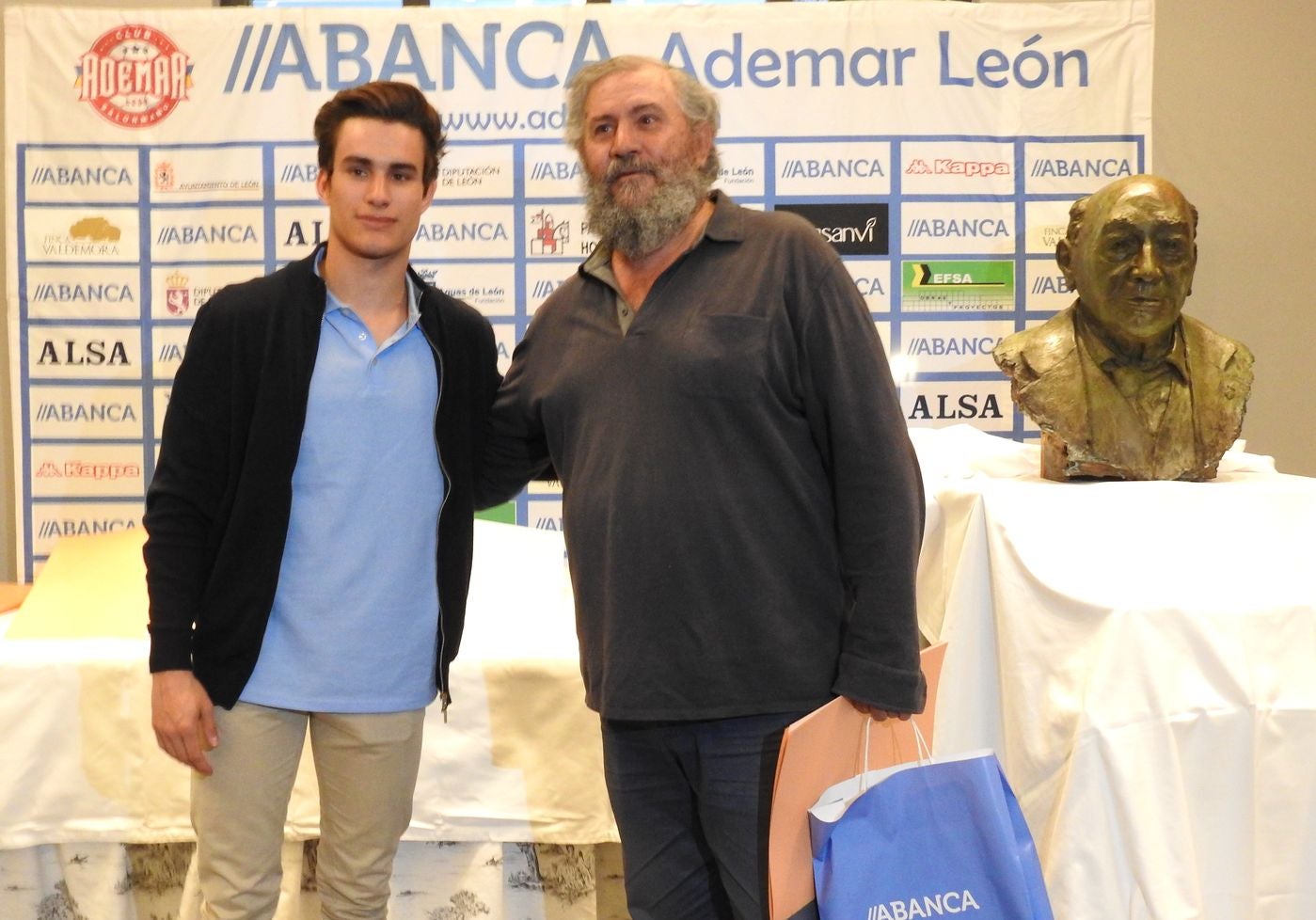 La directiva del Abanca Ademar presenta oficialmente el busto conmemorativo del 'alma mater' marista durante la tradicional celebración de final de temporada en la Finca Valdemora