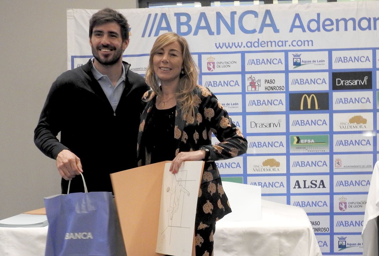 La directiva del Abanca Ademar presenta oficialmente el busto conmemorativo del 'alma mater' marista durante la tradicional celebración de final de temporada en la Finca Valdemora