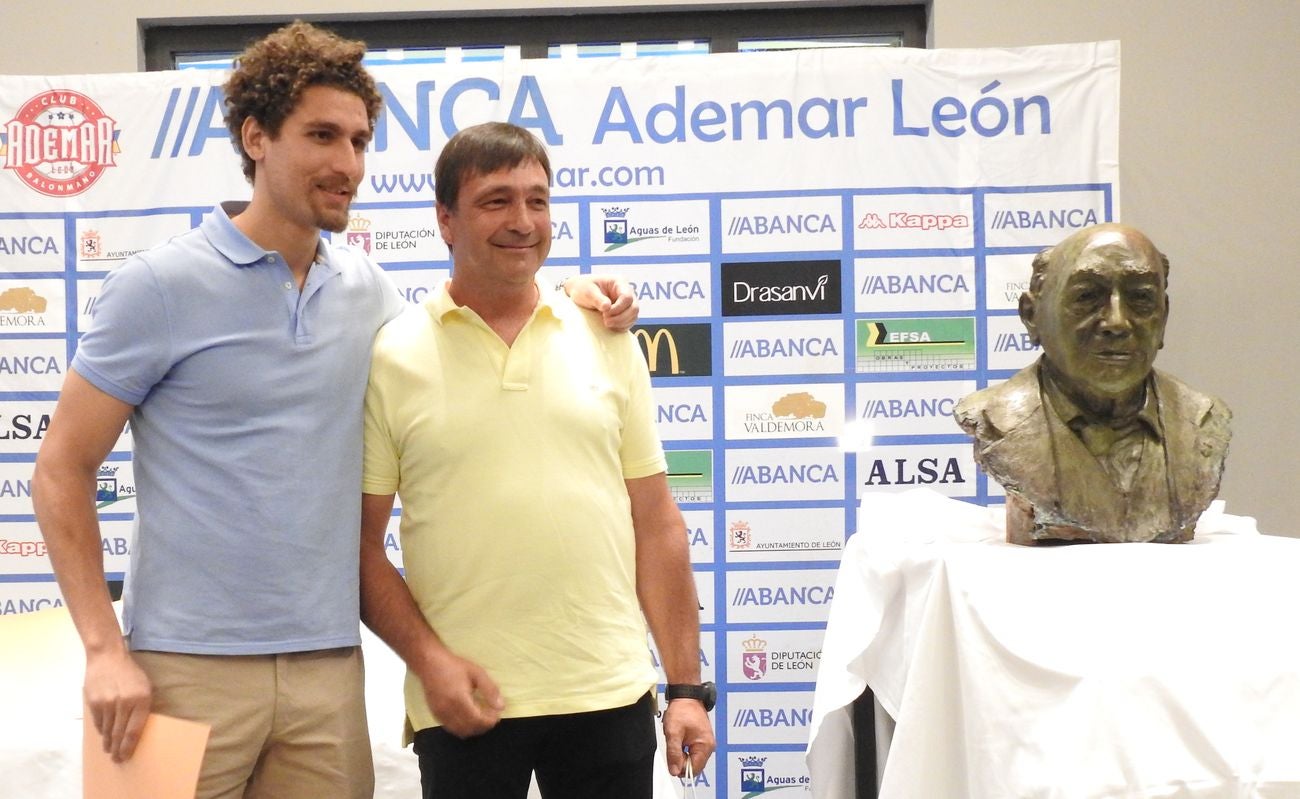 La directiva del Abanca Ademar presenta oficialmente el busto conmemorativo del 'alma mater' marista durante la tradicional celebración de final de temporada en la Finca Valdemora