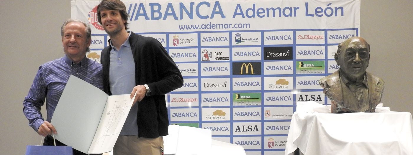 La directiva del Abanca Ademar presenta oficialmente el busto conmemorativo del 'alma mater' marista durante la tradicional celebración de final de temporada en la Finca Valdemora