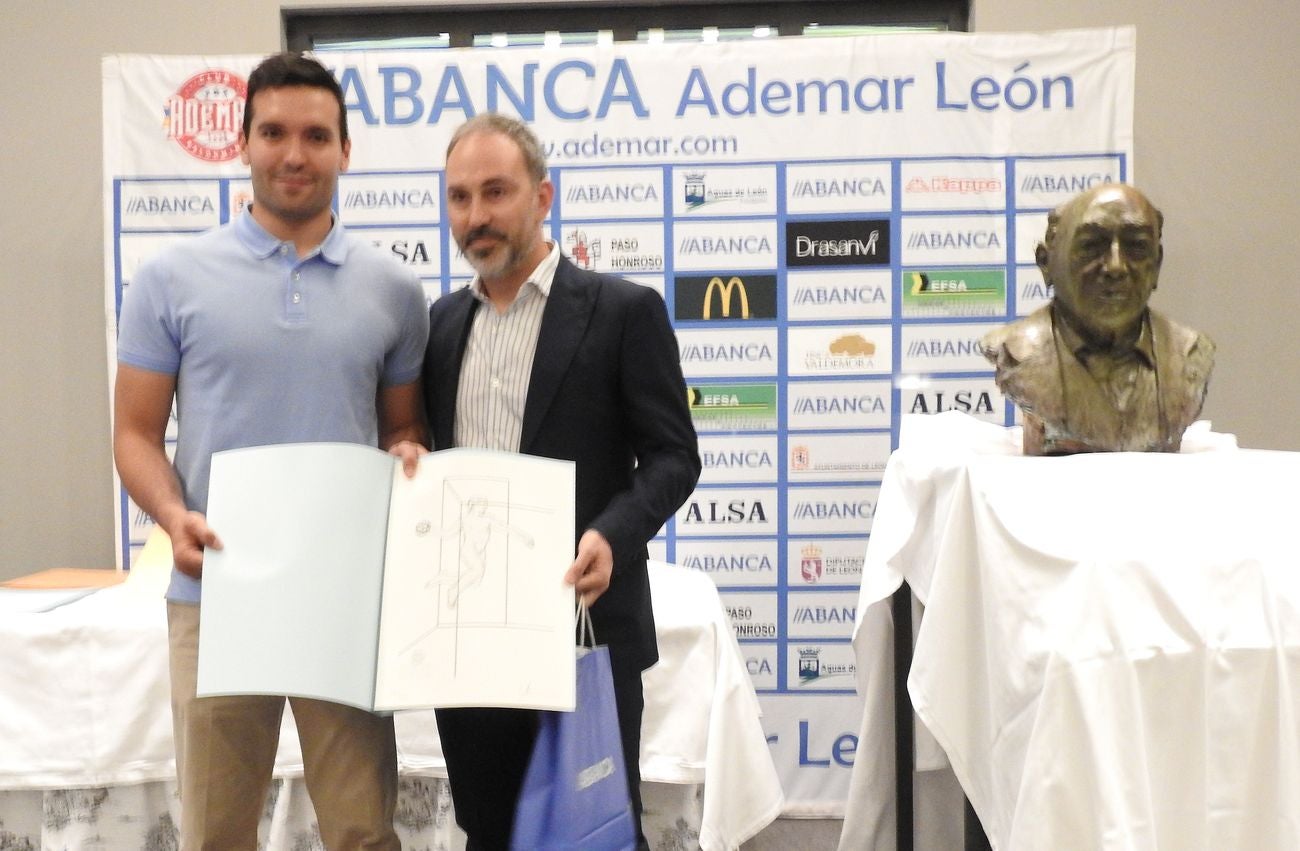 La directiva del Abanca Ademar presenta oficialmente el busto conmemorativo del 'alma mater' marista durante la tradicional celebración de final de temporada en la Finca Valdemora