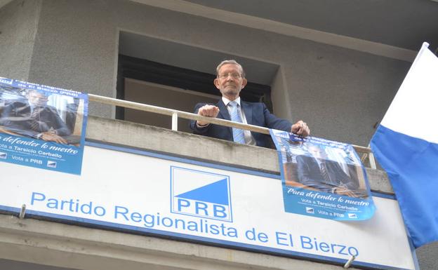 Tarsicio Carballo, candidato del Partido Regionalista del Bierzo a la Alcaldía de Ponferrada, asomado al balcón de la sede de la formación. 