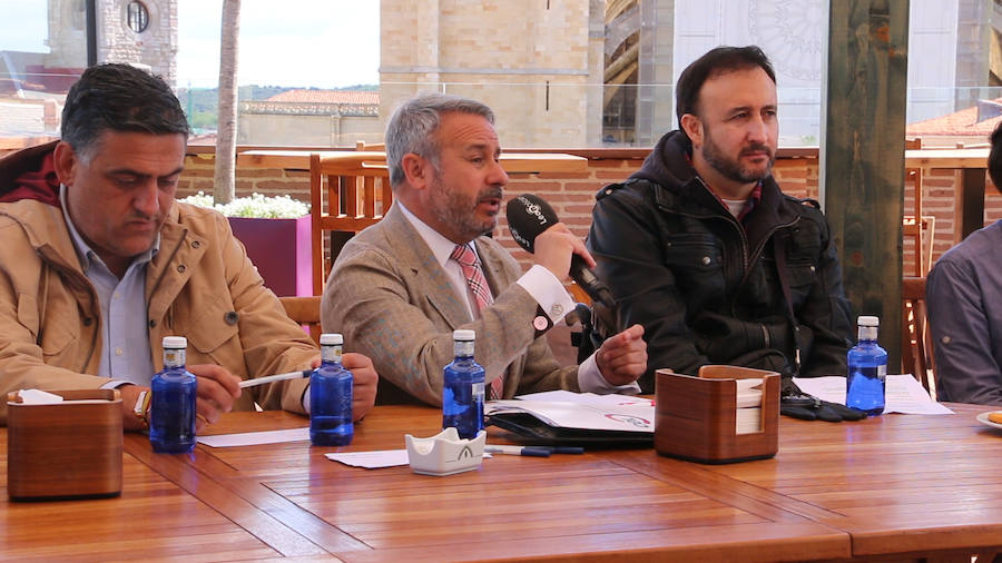 El candidato del PSOE a la Alcaldía de León participa en las entrevistas de leonoticias en la terraza del Camarote Romántico. 