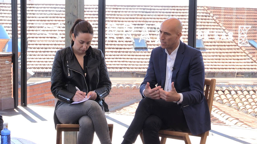 El candidato del PSOE a la Alcaldía de León participa en las entrevistas de leonoticias en la terraza del Camarote Romántico. 