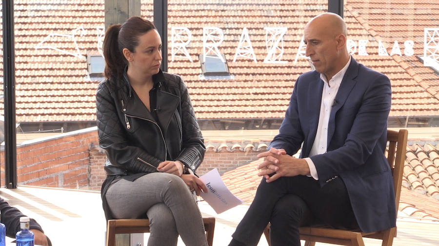 El candidato del PSOE a la Alcaldía de León participa en las entrevistas de leonoticias en la terraza del Camarote Romántico. 