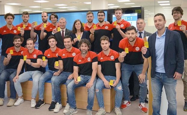 Abanca presenta su nueva tarjeta 'Tú NX' junto a los jugadores del Abanca Ademar