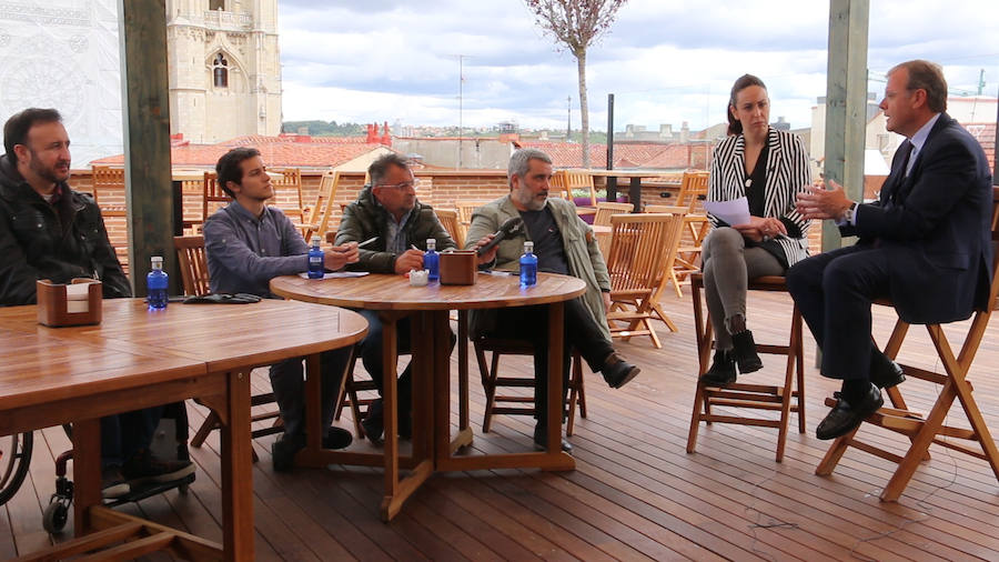 El candidato del PP a la Alcaldía de León se suma a las entrevistas en la terraza del Camarote Romántico. 