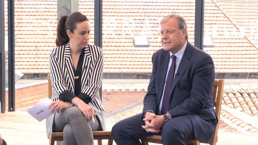 El candidato del PP a la Alcaldía de León se suma a las entrevistas en la terraza del Camarote Romántico. 