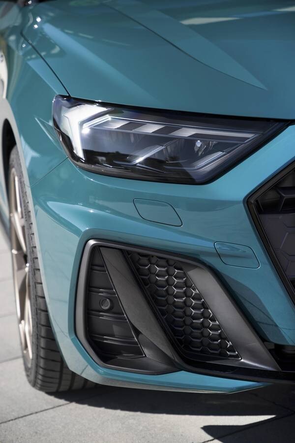 Es la segunda generación del coche más ciudadano de Audi, el A1 Sportback. Un coche de cuatro metros, con la calidad y tecnología habitual de la marca y solo con motores de gasolina.