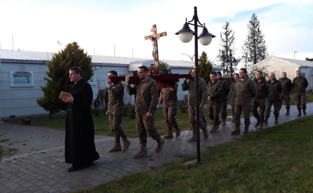 En una procesión que organizó la pasada Semana Santa en la base de la OTAN con soldados y oficiales españoles. 