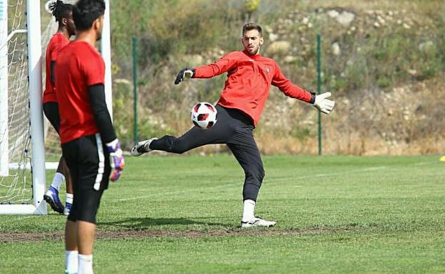 Manu García, en un entrenamiento de esta semana con la Ponferradina.