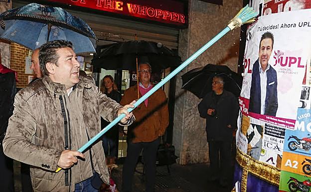 Luis Mariano Santos, candidato de la UPL a la presidencia de la Junta, en la pegada de carteles.