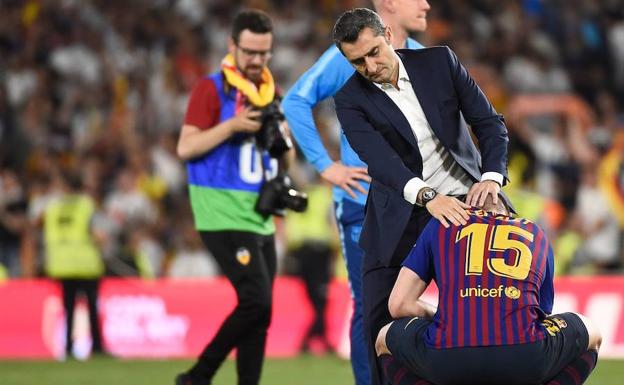 Ernesto Valverde consuela a Clément Lenglet tras la final de Copa del Rey.