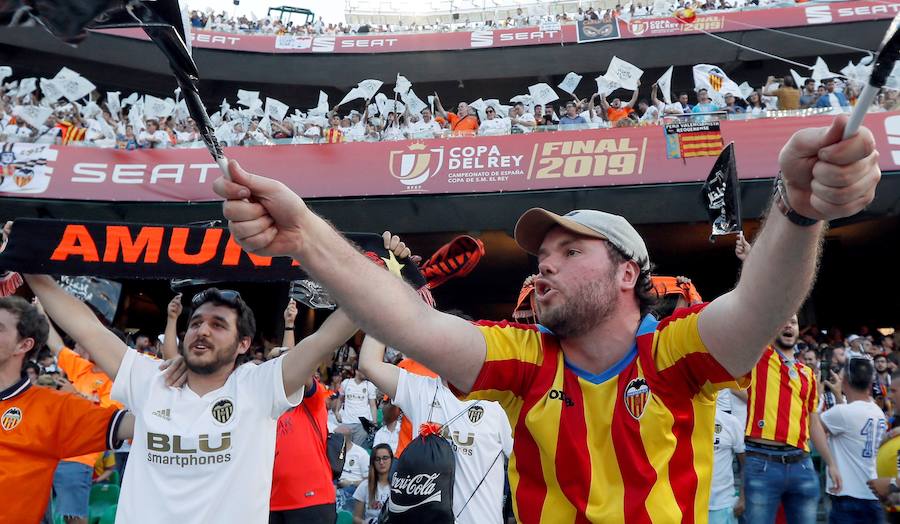 Las aficiones del Barcelona y del Valencia han puesto el colorido a la previa de la final de la Copa del Rey