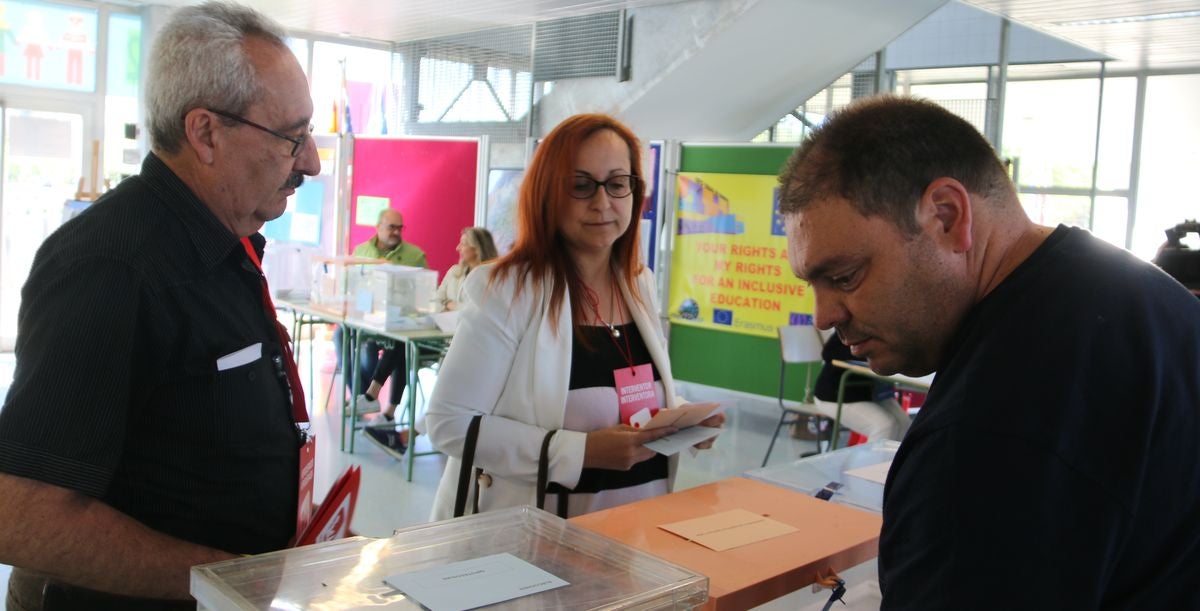 Cientos de colegios electorales han abierto sus puertas en toda la provincia para que los cais 400.000 electores leoneses puedan ejercer su voto en las elecciones municipales, autonómicas y europeas de este 26 de mayo