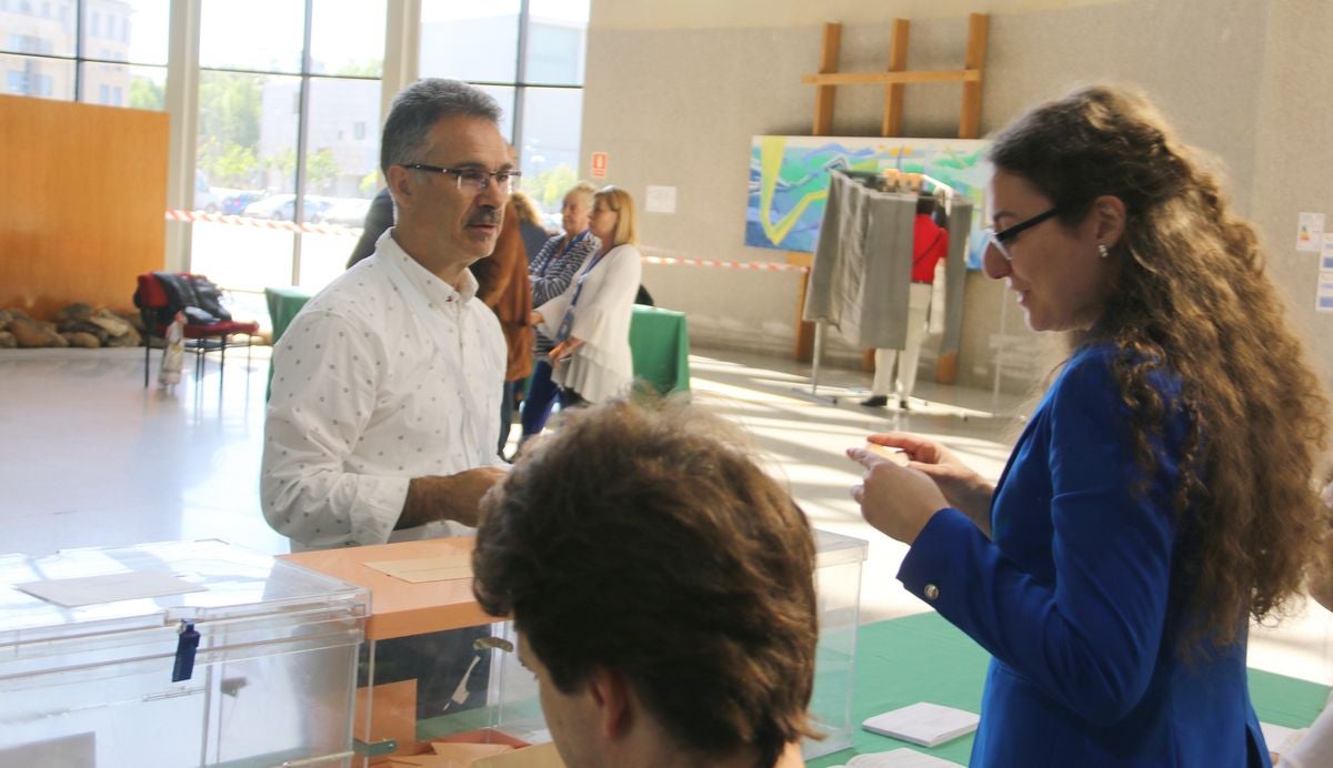 Cientos de colegios electorales han abierto sus puertas en toda la provincia para que los cais 400.000 electores leoneses puedan ejercer su voto en las elecciones municipales, autonómicas y europeas de este 26 de mayo