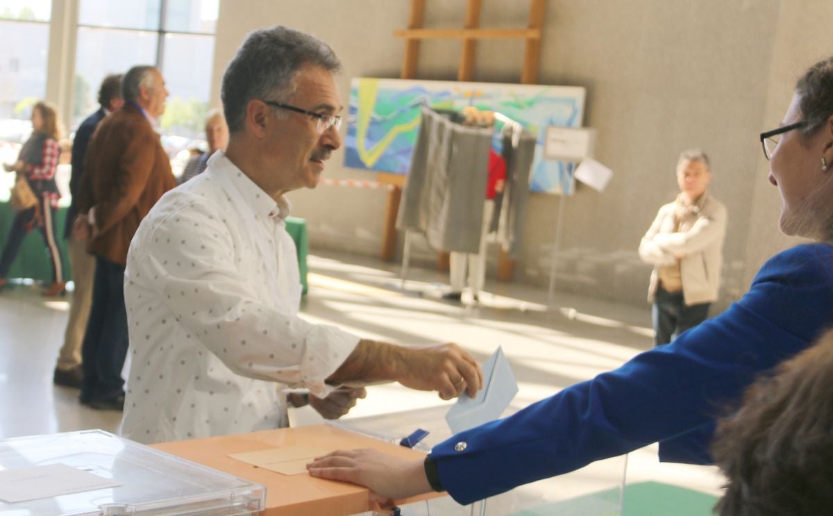 Cientos de colegios electorales han abierto sus puertas en toda la provincia para que los cais 400.000 electores leoneses puedan ejercer su voto en las elecciones municipales, autonómicas y europeas de este 26 de mayo