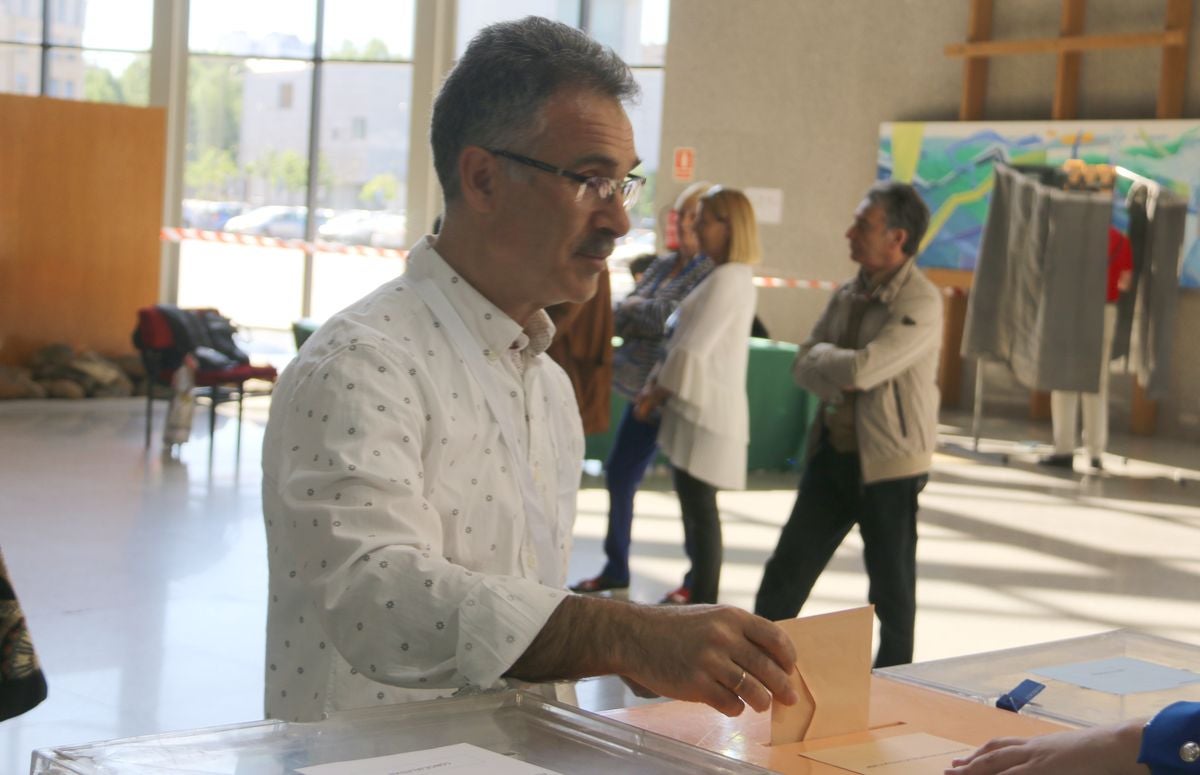 Cientos de colegios electorales han abierto sus puertas en toda la provincia para que los cais 400.000 electores leoneses puedan ejercer su voto en las elecciones municipales, autonómicas y europeas de este 26 de mayo