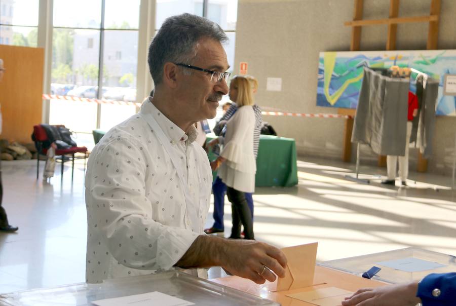 Cientos de colegios electorales han abierto sus puertas en toda la provincia para que los cais 400.000 electores leoneses puedan ejercer su voto en las elecciones municipales, autonómicas y europeas de este 26 de mayo