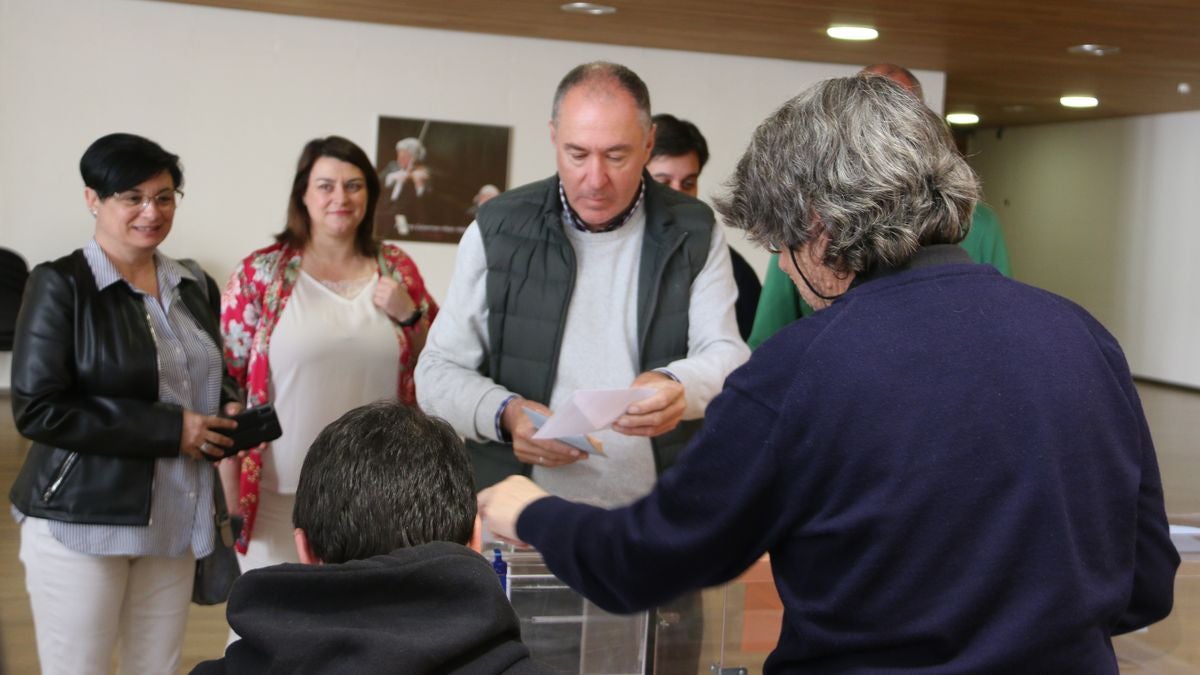 Cientos de colegios electorales han abierto sus puertas en toda la provincia para que los cais 400.000 electores leoneses puedan ejercer su voto en las elecciones municipales, autonómicas y europeas de este 26 de mayo