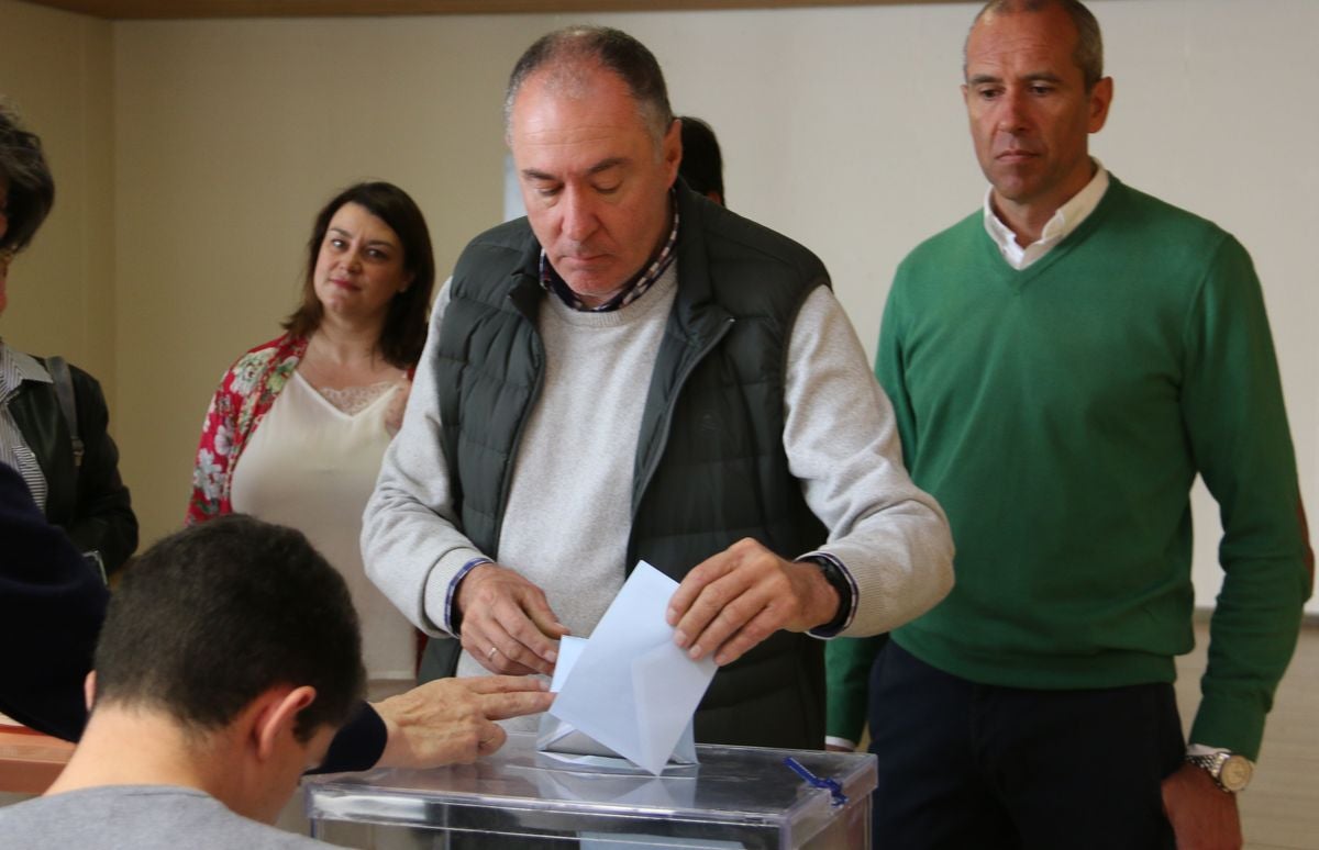 Cientos de colegios electorales han abierto sus puertas en toda la provincia para que los cais 400.000 electores leoneses puedan ejercer su voto en las elecciones municipales, autonómicas y europeas de este 26 de mayo