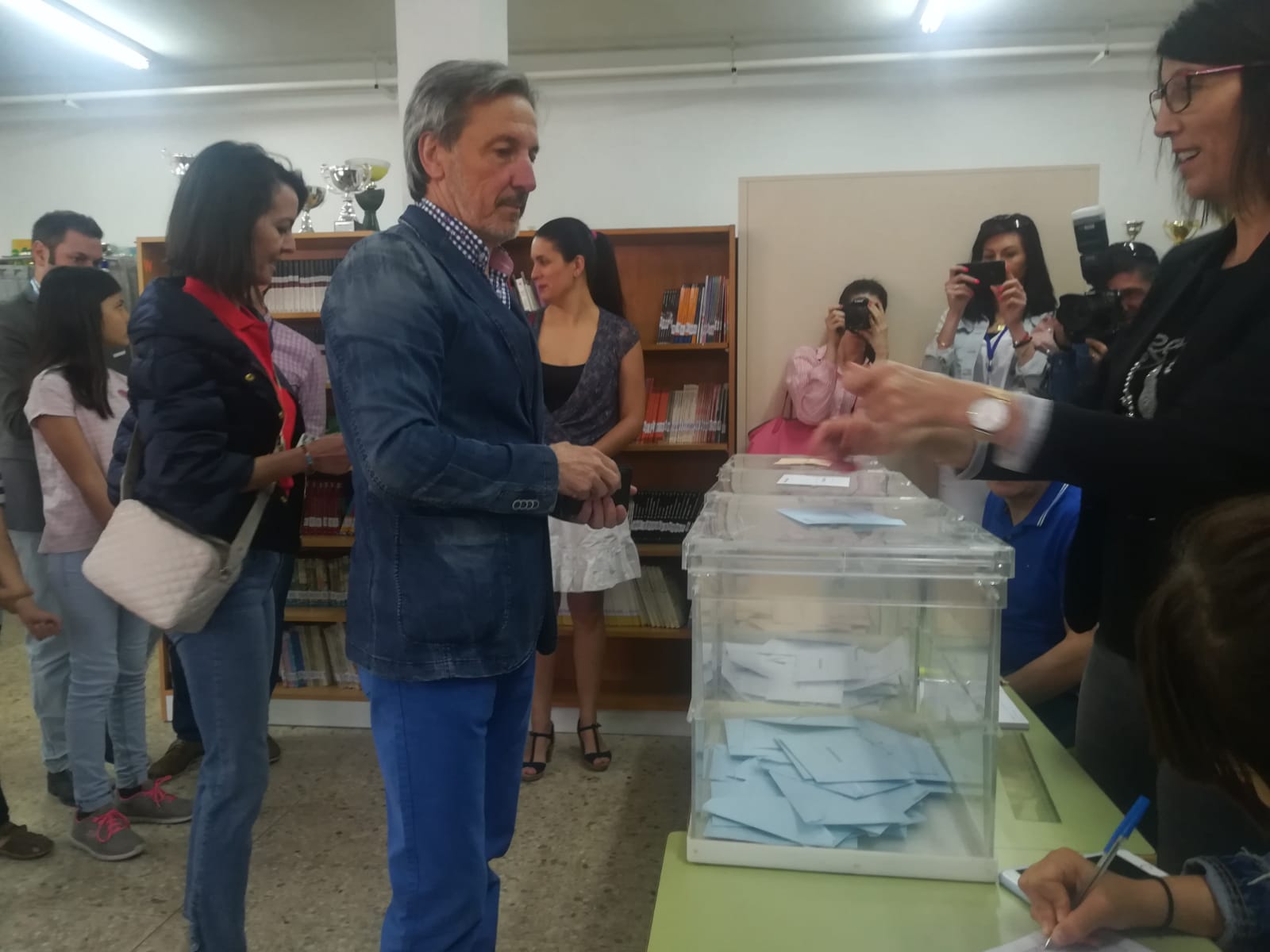 Pedro Muñoz ejerce su derecho al voto. 