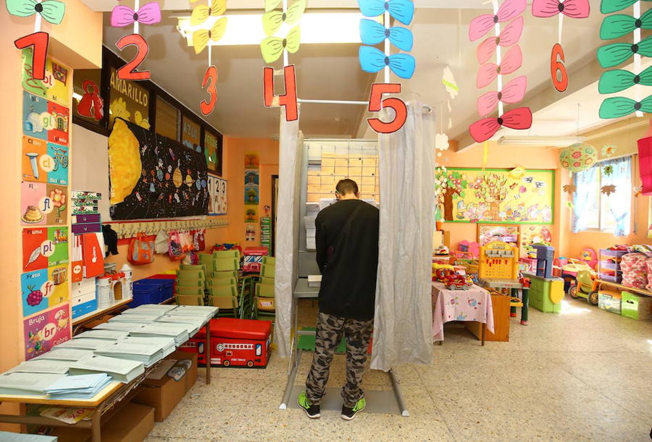 Cientos de colegios electorales han abierto sus puertas en toda la provincia para que los cais 400.000 electores leoneses puedan ejercer su voto en las elecciones municipales, autonómicas y europeas de este 26 de mayo