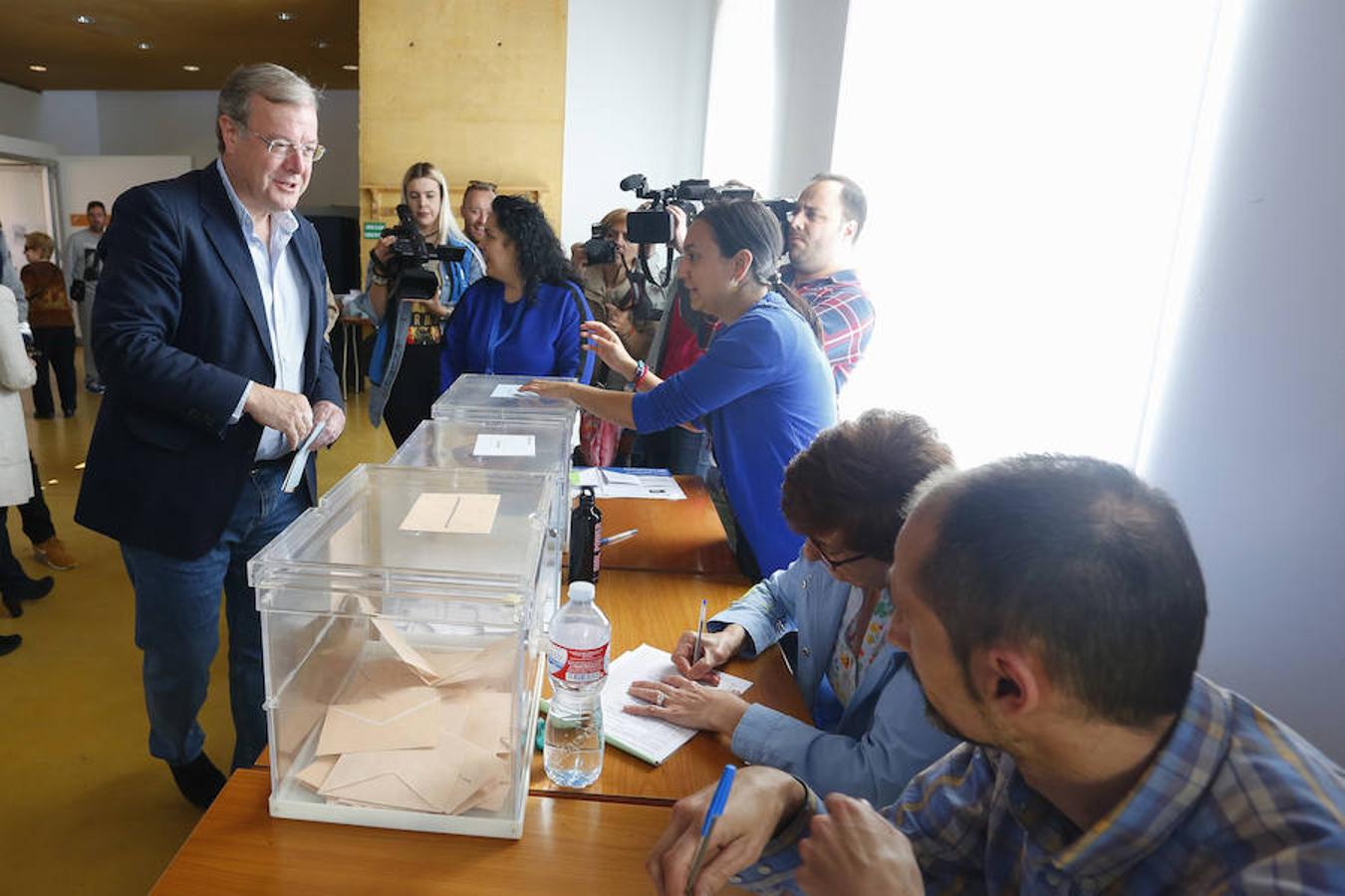 Cientos de colegios electorales han abierto sus puertas en toda la provincia para que los cais 400.000 electores leoneses puedan ejercer su voto en las elecciones municipales, autonómicas y europeas de este 26 de mayo